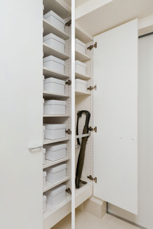 Receipt.  [Thor type footwear input] The entrance, Has established a footwear input of tall type there is a height of up to ceiling near. A number of footwear, of course, Until the boots and umbrella, You can clean storage.  ※ C-G type, It has established a distribution board or the like to the top.