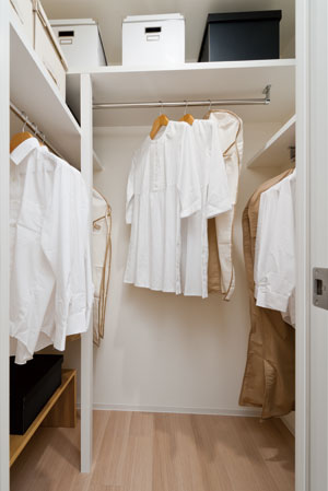 Receipt.  [Walk-in closet] Walk-in closet that can confirm the stored items at a glance is, Large-scale storage with the size of the room. In addition to the storage of a number of clothing, Drawer to feet and chest, You can put even shoe box.