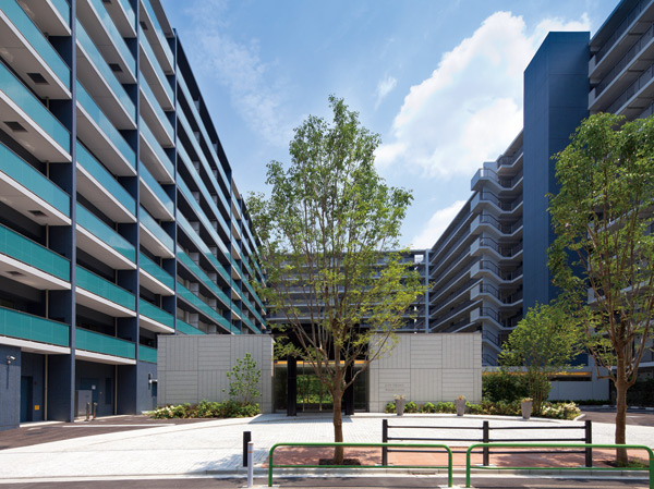 Shared facilities.  [About 11600 sq spacious layout three residential buildings to relaxed site of m] About maximum north to south 121m, Maximum east to west about 98m. From spacious land shape that can be considered various plans, Realize the three buildings the configuration of the scale feeling rich residential building plan. Set a number to the south-facing dwelling unit, Good ventilation ・ It was to ensure the lighting and sense of openness. In addition, such as providing a courtyard, Increase the ratio of open space up to about 46%, We have to create a room on site. (appearance)