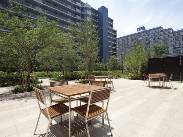Shared facilities.  [Papa, Mama, And a children's. Community space spreading circle of smile] It is shaking Komorebi dogwood, Afternoon of open terrace. In the open space, which led to the Forest Park, While following the appearance of the usual friends and children innocently playing in the eye, The mothers of chatter finishing the housework will not bounce. And brilliant green, It is surrounded by a lively smile, Refresh & relax. (Forest Park ・ Open terrace)