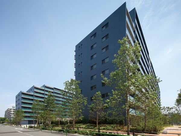 Shared facilities.  [appearance] The main street of the city of Ginkgo trees, Walking through Takashima street, Imposing form coming into view soon. If you look up on the ground 11-story facade that rises toward the blue sky, Over and over again to create a layer of light is a balcony that has received the sunshine from the south, Porcelain tile of the deep blue system, Sometimes profound to, We will change the sometimes urban expressive.