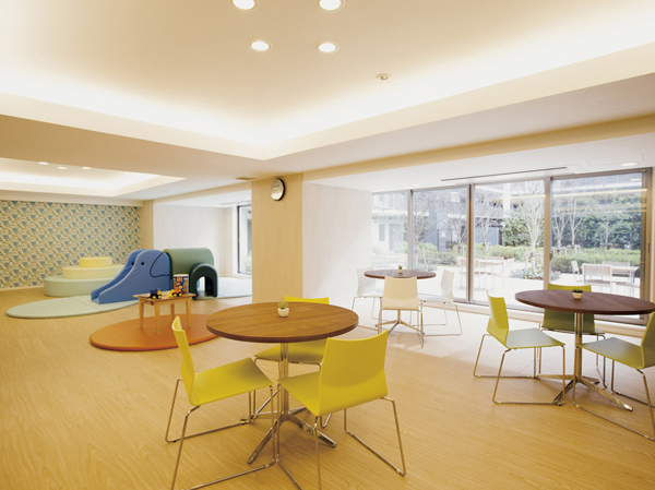 Shared facilities.  [Community room to deepen ties with the children] Community room that can be used as a children's room is usually (meeting room). We have established the playground equipment so that customers can play small children even on rainy days. While watching the children next to it, Mom or Dad has prepared a table and chairs to enjoy the conversation. In addition to the community room we have established a Tsuzukiai which can also be used as a front chamber.  ※ It has been drawn in perspective a part pillar.  ※ There is a limit to the use of the community room (meeting room). For more information, please contact the person in charge. (2013.9 shooting)