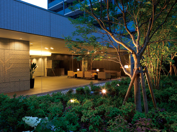 Shared facilities.  [Private area to enjoy the nature of the four seasons in the five senses, "Forest Park"] Want from playing outside with confidence children. I want to tell through the five senses the richness of nature. To meet in such a voice, In the sheltered area in the security, Installation spacious courtyard "Forest Park" of about 780 sq m. To center the Satozakura of symbol tree, Selected 48 alone Takagi. Stroll the paved small diameter, You can witness the respective scene seasons while sitting on a bench. (Forest Park)