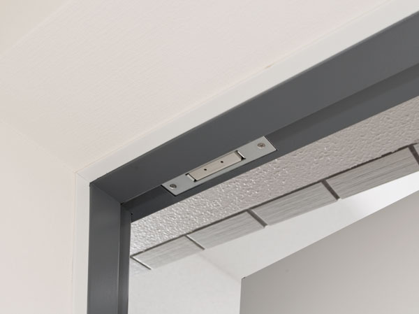 Security.  [Security sensors] Entrance door, Set up a crime prevention sensor to the ground floor dwelling units of the window and the roof balcony dwelling unit and the second floor of some dwelling units of the window ( ※ Except for the window stick of surface lattice). When the frontage part crime prevention sensor is installed is opened while security set, Sensor reacts, It sounds an alarm in the dwelling units within the intercom master unit and the Genkanshi machine, Place a abnormal signal to the security company through a management office. (Same specifications)