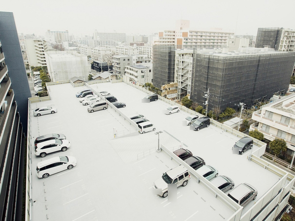 <City Terrace Itabashi lotus root> of parking in the self-propelled 100% in spite of the 23 wards, Usage fee per month 300 yen ~ Charming setting of. Also compatible with high roof vehicles, We established the chain gate at the entrance. Also electric vehicle charging space has secured one (2,013.2 shooting)