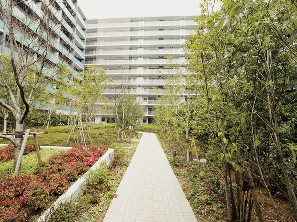 In the courtyard, which was protected by security spacious of about 780 sq m established the "Forest Park", Children has been created is quickly and healthily grow up environment in the green (2,012.6 shooting)