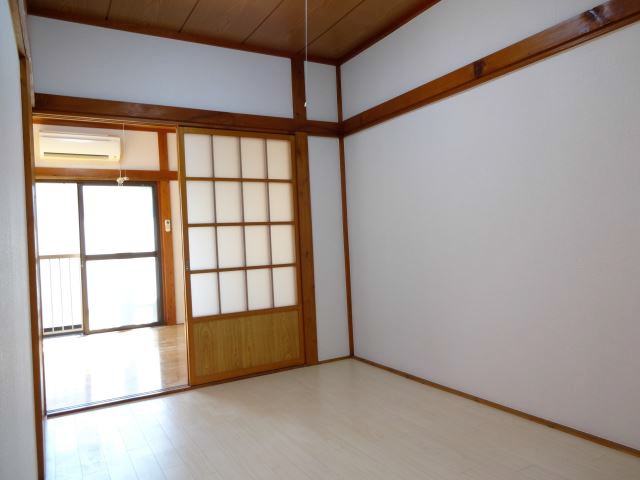 Living and room. 4.5 is a mat of shiny even in re-covering pre-floor space