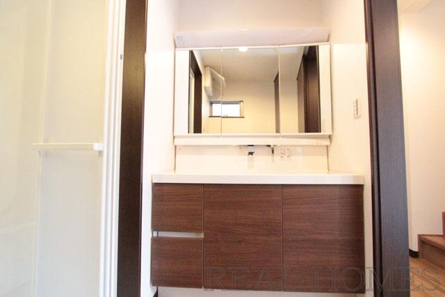 Wash basin, toilet. Indoor (12 May 2013) Shooting A Building