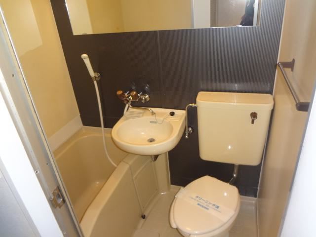 Toilet. 3-wire use station near property!