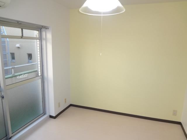 Living and room. 3-point unit!