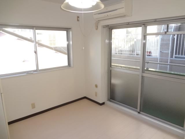 Living and room. Two-sided lighting of the bright rooms!