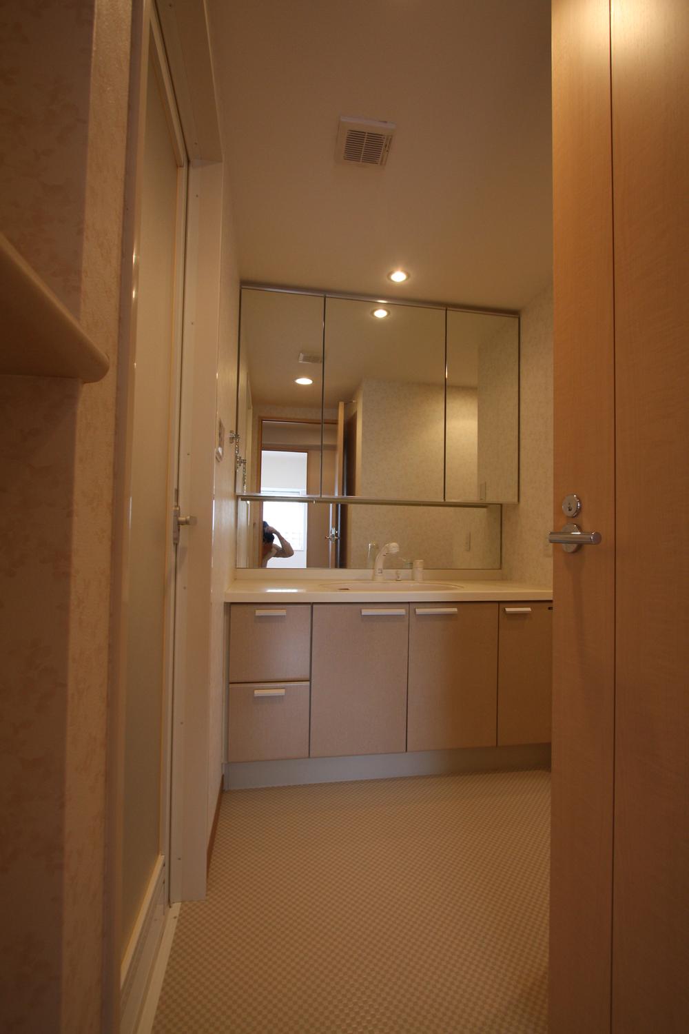 Wash basin, toilet. Local (10 May 2013) Shooting