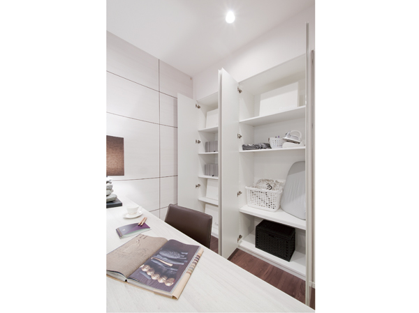 Directions to the model room (a word from the person in charge)