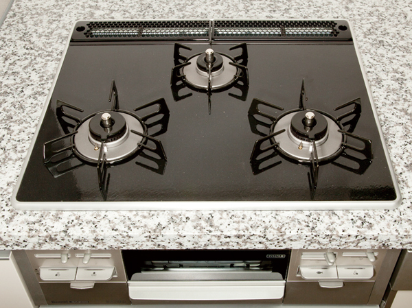 Kitchen.  [Pearl Crystal top stove] Double coated with a hard enamel in the color and intensity. Easy dirt falls, It is the top plate with a strength against the vivid colors and shock.