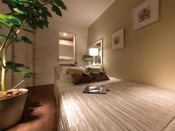 Interior.  [Master bedroom] Western-style is calm atmosphere, Private space to meet the even relaxing luxury conscious lighting of. The main bedroom was to cherish the time of restful sleep.