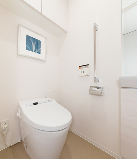 Bathing-wash room.  [Washlet-integrated low silhouette toilet] Low silhouette type to produce a space to smart. Washlet has established an integral toilet seat. At the top, Installed in all types a definitive hanging cupboard stocked small items. We have also established a convenient hand-washing device at the time of visitor.
