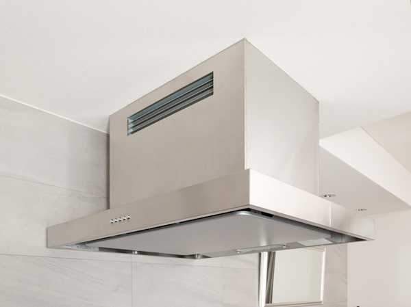 Kitchen.  [Current plate with a range hood] Oil stains also adopted a high-quality enamel steel straightening plate with a range hood of only wipe a quick. Also has excellent oil smoke collecting force and cleaning properties by the effect of the current plate.  ※ Published photograph of is optional.
