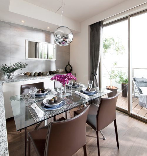 Living.  [dining] Spread sky is large, Open space where the light is overflowing. Insatiable commitment space to be lived forever is, We directed the day-to-day full of superiority.