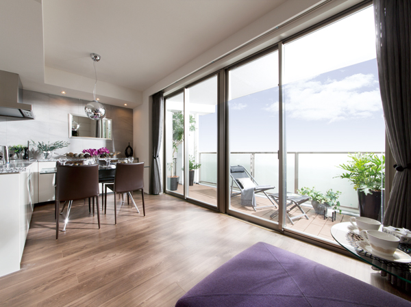 Living.  [balcony] In order to take in the comfort of the Tower Residence to fully, High ceilings, It was adopted Haisasshi.