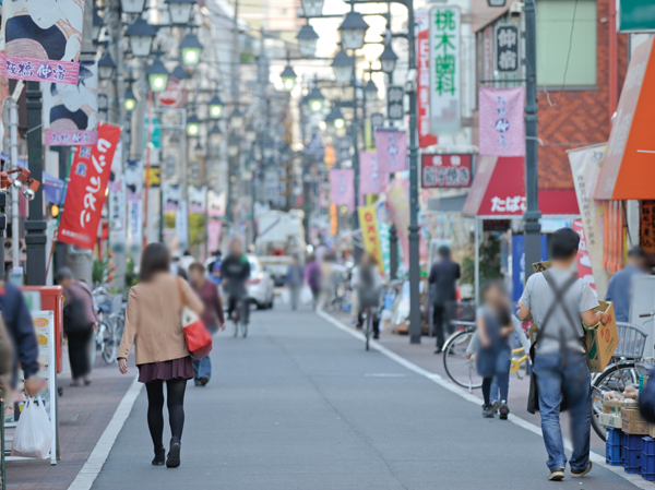 Surrounding environment. Nakajuku shopping street (about 80m ・ 1 minute walk) was born in 1949, The eaves shop of about 200 stores, It is a shopping street full of lively.