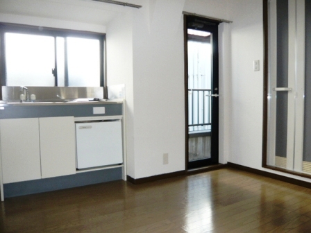Living and room. Super close to ・ Convenience store located convenient shopping!