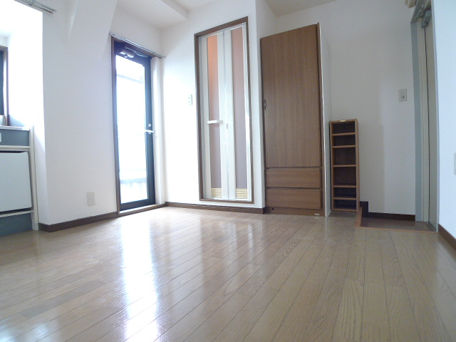 Living and room. Auto-lock with the apartment of women limited!