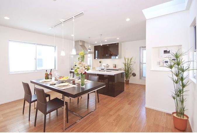 Same specifications photos (living). It is flooring that uses a natural solid material.