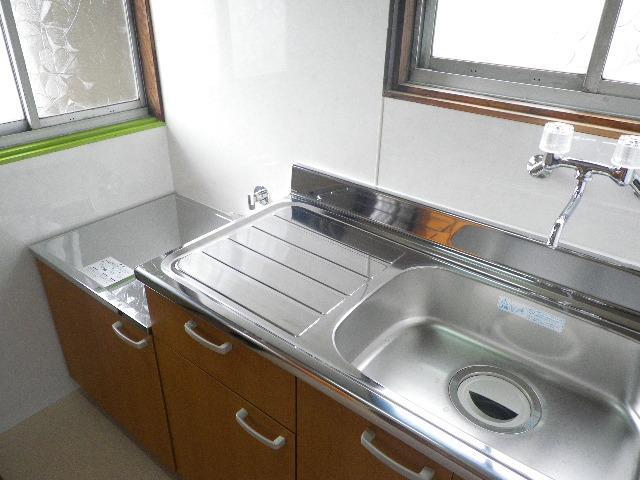 Kitchen. Gas two-burner kitchen, With window.