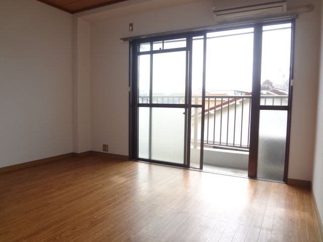 Living and room. Large windows, A bright room