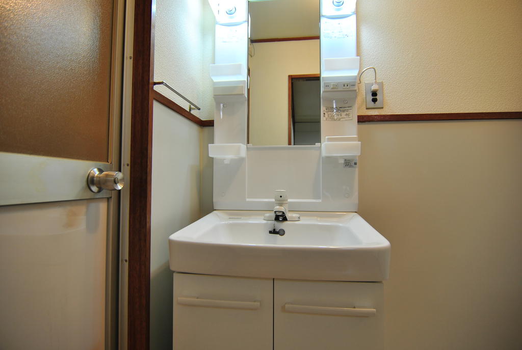 Washroom. Independent wash basin