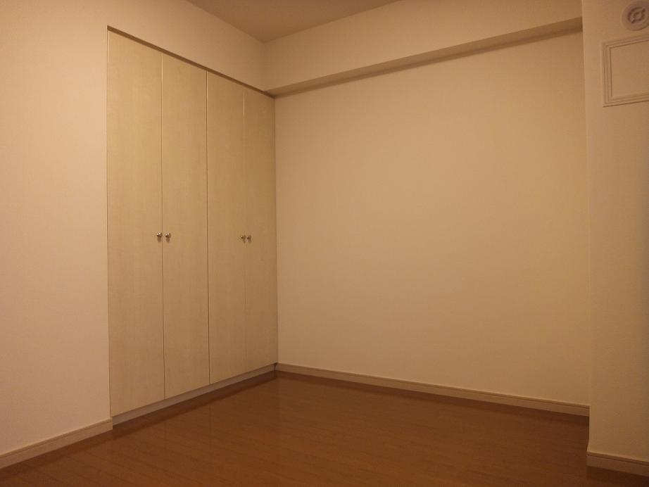 Living and room. About 6 Pledge Western style room With large closet