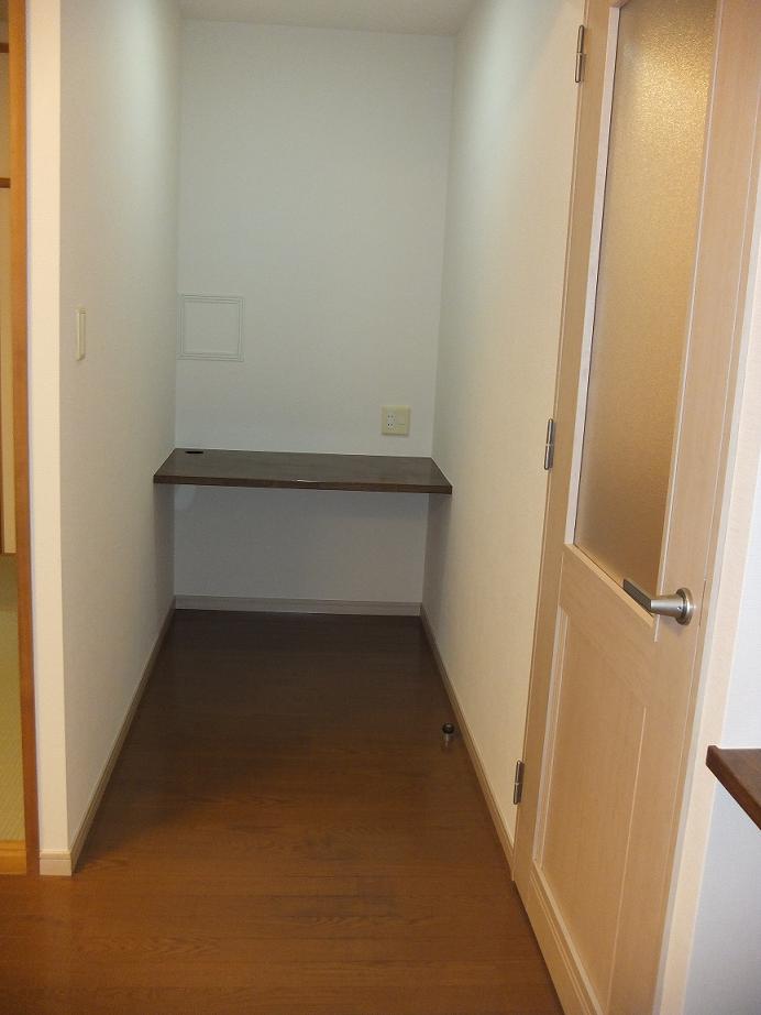 Living and room. Ideal also to counter space workshop with desk