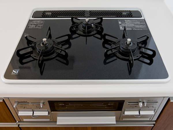 Kitchen.  [Three-necked gas stove] Scorching fire fighting functions and forgetting to turn off safety, such as a timer ・ Standard equipped with a peace of mind function. Convenient to care, It is a glass coat finish.