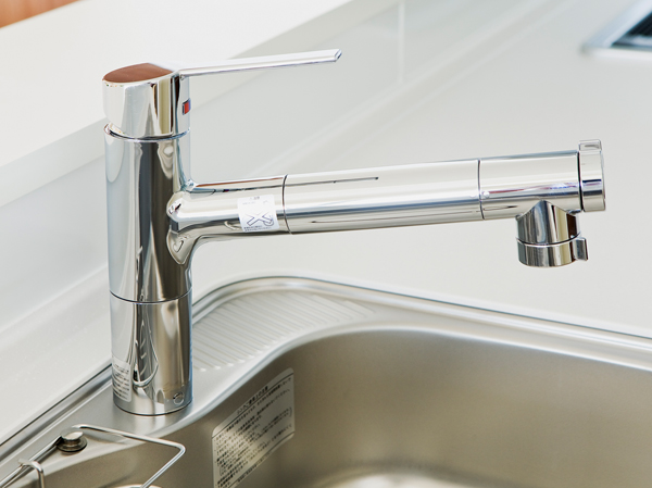 Kitchen.  [water filter] Drink casually delicious water, Adopt a water purifier integrated mixing faucet. The head portion is pulled out at the nozzle, It is also useful, such as sink cleaning.