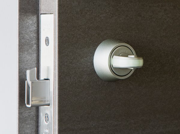 Security.  [Thumb turn turning measures] Adopt a difficult crime prevention thumb also be unlocked using a tool such as a wire from the outside. (Same specifications)