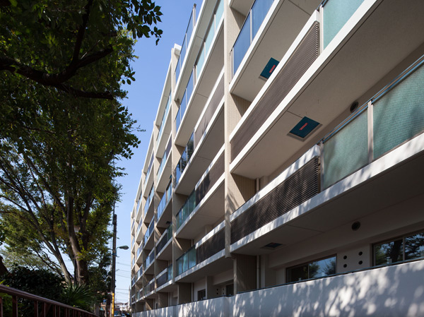 Buildings and facilities. The south view from the home balcony, Downright luxurious location condition that green park. (Exterior photo)