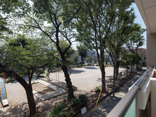 Downright luxurious Location south landscape of green park from the home of the balcony (photo Minami Hasune Park 2013 September shooting seen from 3F)