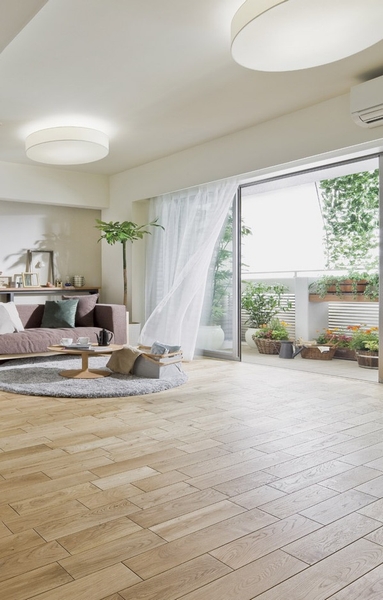 Living which adopted the natural solid flooring. Feel the pleasant stepping comfort and walk barefoot. Also it came out deep flavor every time go through the years, Housing that love enough to live if uninhabitable the frame. (Photo model room C1 type)