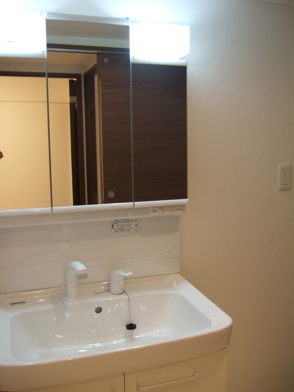 Wash basin, toilet. Indoor (11 May 2013) Shooting