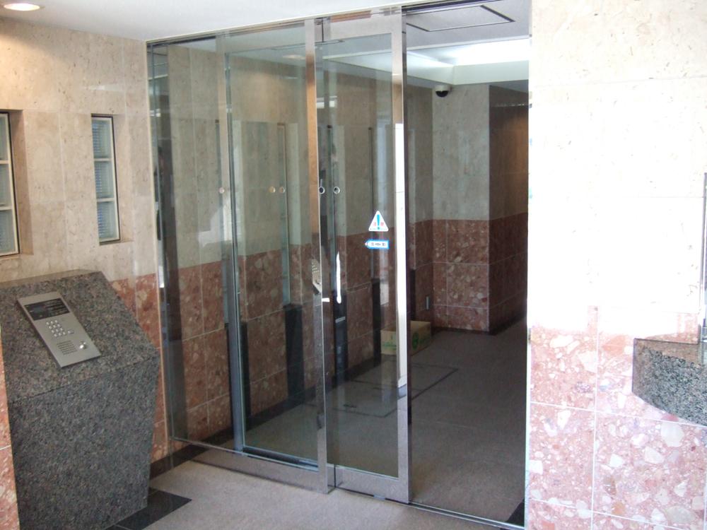 Entrance. Common areas