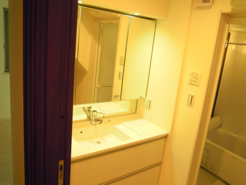 Wash basin, toilet. Indoor (12 May 2013) Shooting