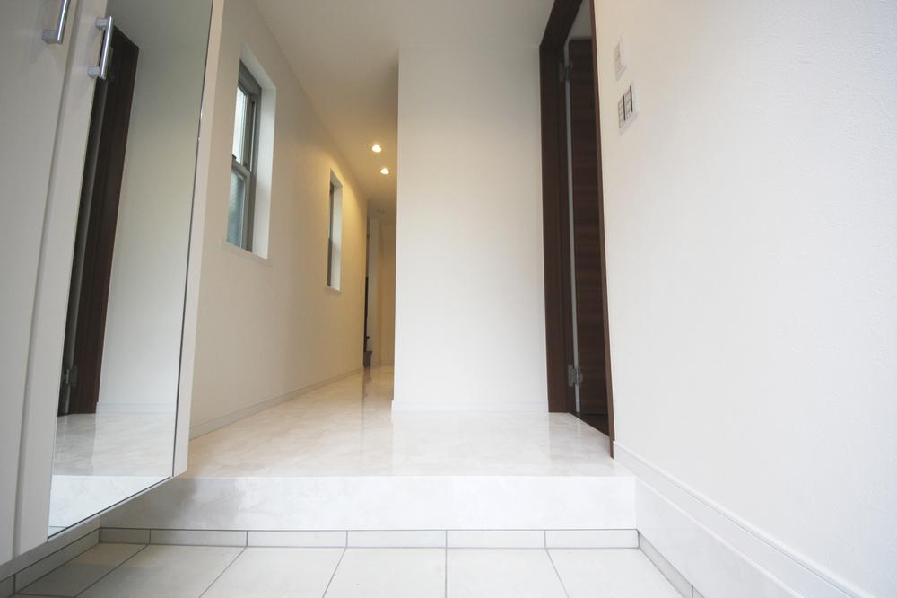 Entrance. Marble tile adopted drifting feeling of luxury