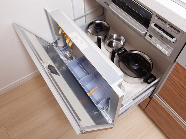 Kitchen.  [Pitter-patter-kun] Affixed to the door pocket to open with one push is under the gas stove. Work, you can cook deftly become a speedy.