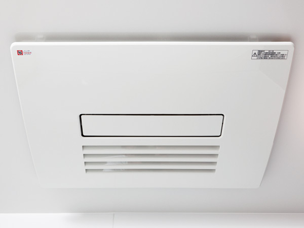 Bathing-wash room.  [Bathroom ventilation heating dryer] Convenient to dry laundry on a rainy day, In the winter, it puts warm the bathroom before bathing. There is also antifungal effect, Bathroom is always comfortable.
