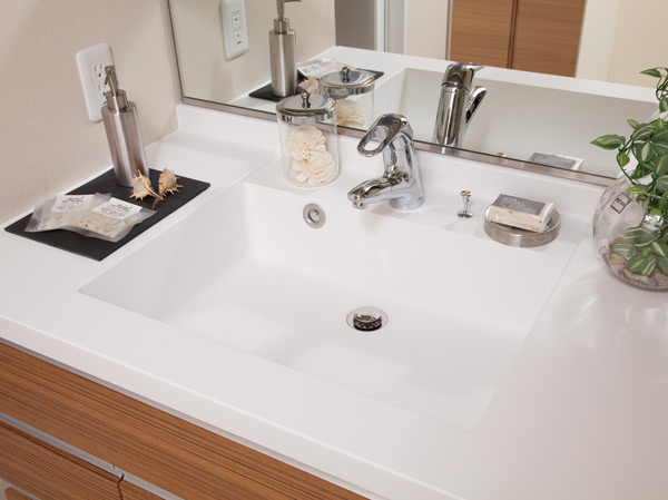 Bathing-wash room.  [Bowl-integrated counter] Adopt a wash bowl integrated artificial marble counter of a modern design. Difficult dirt, Care is also easy to specification.