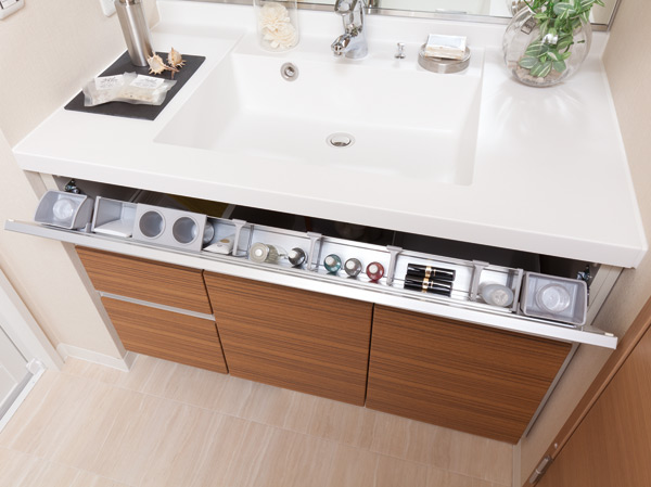 Bathing-wash room.  [Smart pocket] Was provided with a storage space that can be taken out easily small items under the bowl was a dead space. It is housed was thinking how to use.