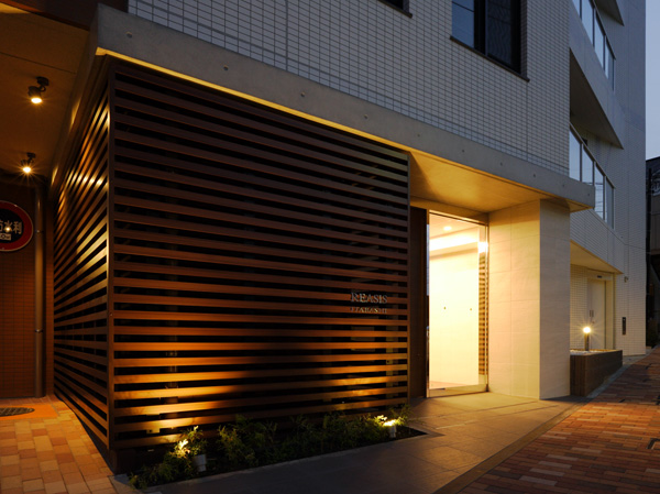 Shared facilities.  [Entrance completed photo] Entrance to Wood panels and elegant tile of dark brown that combines the border like to harmony. Also in the magnificent expression, Felt comfortable peace, The owner, And welcome to calm the guest.