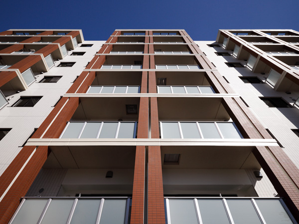 Buildings and facilities. To keynote the beautiful tiles of off-white, Sophisticated exterior design featuring a dark brown tiles on the vertical. Nobility as a residence is, Gracefully wraps you the person who live. (Appearance completed photo)