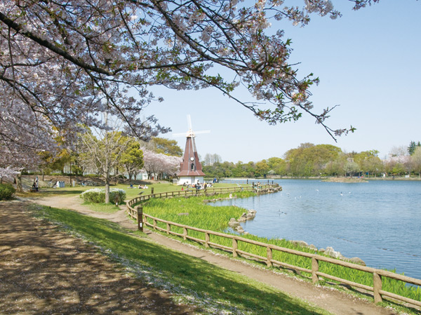 Surrounding environment. Surrounded by greenery and water location. Ukima park there than in a 9-minute walk local is four seasons of flowers accompanied by a color to all year round in the park.