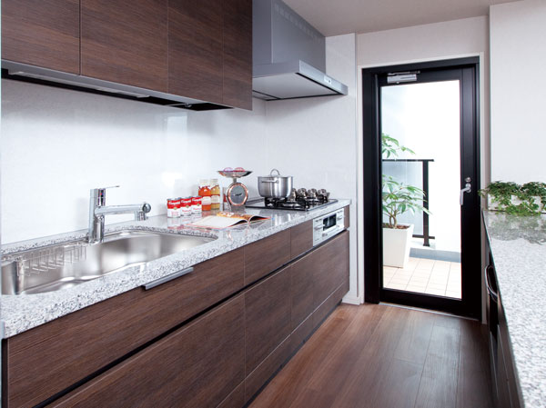 Kitchen.  [kitchen] Push type three-burner stove and water purifier, Standard established a variety of facilities, including a silent wide sink. Not only the pursuit of comfort and ease of use, Also it has become a kitchen stuck to such counter top using natural granite beauty.